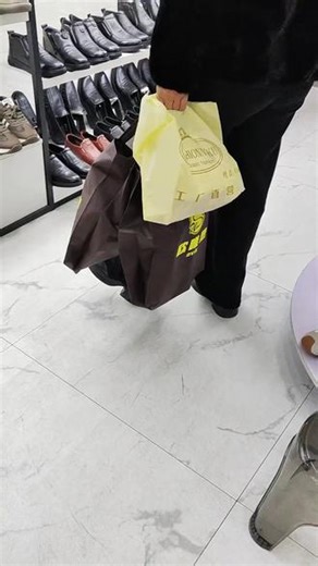 逛街发现欧维思品牌鞋业折扣店，款式超多。我挑了双好看又舒服的鞋，走路带风。想换鞋的不妨去逛逛！ #大波浪面包鞋 #百搭女鞋 #制服鞋 #潮袜 #发现好地